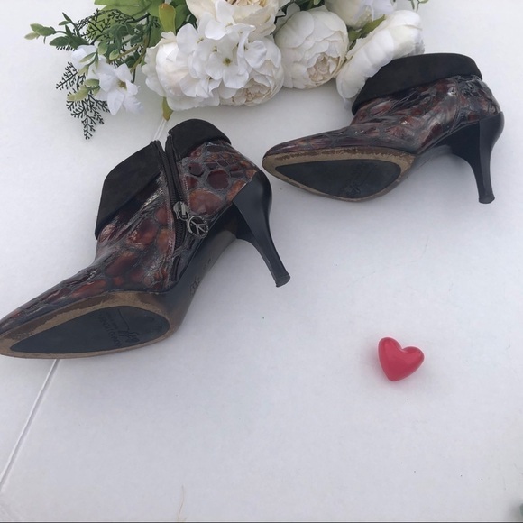 Donald J. Pliner Patent Leather Booties  size 6 - Picture 7 of 14